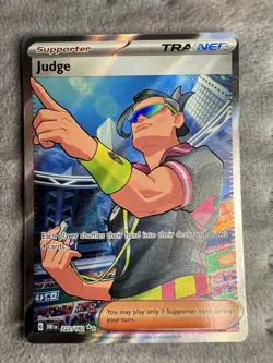 Pokemon TCG Destined Rivals Judge Full Art Trainer 222/182 - Image 1