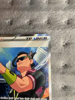 Pokemon TCG Destined Rivals Judge Full Art Trainer 222/182 - Image 3