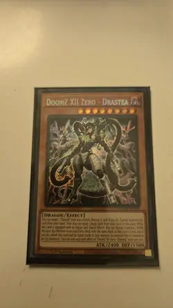 Yu-Gi-Oh! - DoomZ XII Zero - Drastea (DOOD-EN008) - Secret Rare/1st Edition (NM) - Image 1