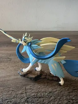 BRAND NEW Pokemon TCG Shiny Zacian Figure and Pin Crown Zenith Collection - Image 3