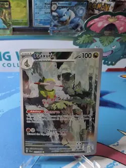 Fraxure 077/064 Pokemon TCG Scarlet & Violet Shrouded Fable Illustration Rare NM - Image 1