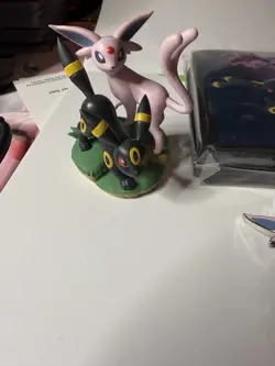 Pokemon Prismatic Evolutions Figure Sleeves and Pin Badge Umbreon and Espeon - Image 2