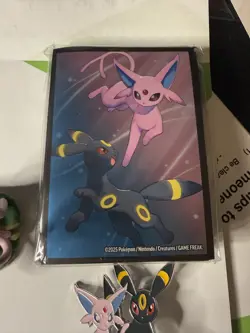 Pokemon Prismatic Evolutions Figure Sleeves and Pin Badge Umbreon and Espeon - Image 3