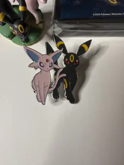 Pokemon Prismatic Evolutions Figure Sleeves and Pin Badge Umbreon and Espeon - Image 4