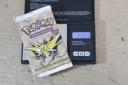 POKEMON FOSSIL BOOSTER PACK ZAPDOS SEALED WOTC 1999 20.66g 1ol - Image 1