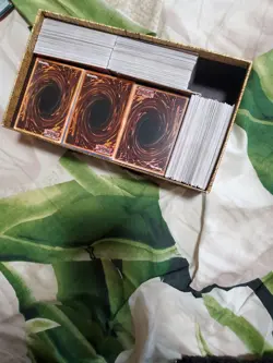 Lot of 600 yugioh cards (Includes Rare Dark Magician Dice) - Image 1