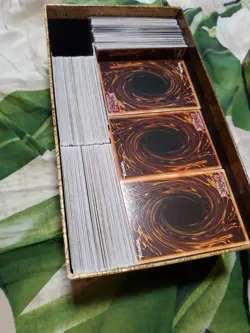 Lot of 600 yugioh cards (Includes Rare Dark Magician Dice) - Image 2