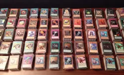 1000 YUGIOH CARDS ULTIMATE LOT YU-GI-OH! COLLECTION WITH 50 HOLO FOILS & RARES!! - Image 1