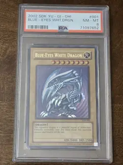 Yu-Gi-Oh 2002 - Blue-Eyes White Dragon SDK-001 - Ultra Rare - PSA 8 (Unlimited) - Image 1