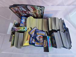GROUP APPROX 2000 VINTAGE POKEMON CARDS VARIOUS YEARS POKEMON CARDS GOOD CONDITI - Image 1