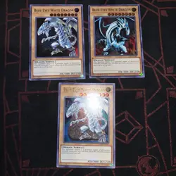 3x Yu-Gi-Oh! Blue-Eyes White Dragon LCKC-EN001 3 Arts! (Version 1,3,4) Ultra NM - Image 1