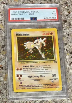 1999 POKEMON FOSSIL #7 HITMONLEE-HOLO PSA 7 - Image 1