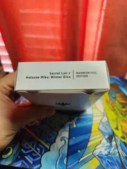 MTG Secret Lair x Hatsune Miku: Winter Diva ENGLISH - Rainbow Foil - Image 2