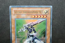 MP-HP YUGIOH SILENT SWORDSMAN LV5 Ultra Holo FET-EN008 - Image 3