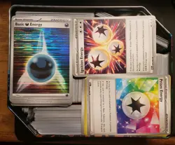 POKEMON TCG ENERGY BULK IN TIN CASE LOT OF 700+. HOLO INCLUDED - Image 1