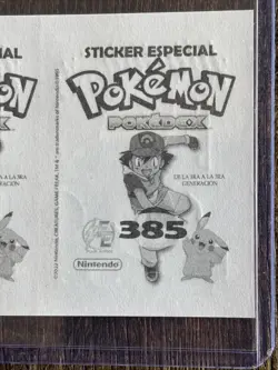 POKEMON POKEDEX Sticker 385 - 386 JIRACHI / DEOXYS 2022 Gold Foil Holo Peru - Image 4