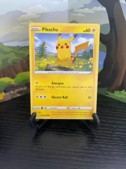 Pikachu 049/203 - Evolving Skies - Common - Pokemon Card TCG - LP - Image 1