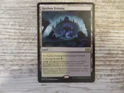 1x Restless Fortress - Wilds of Eldraine - NM - German - MTG Dual Land - Image 1