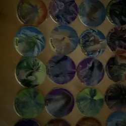 Yu-Gi-Oh - Collection of 34 Vintage Holographic Tazos - Image 4