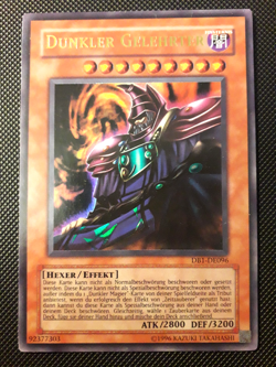 Yu-Gi-Oh! Dunkler Gelehrter, DB1-DE096, UR, 2. Auflage, Deutsch, NM/Back EX - Image 1