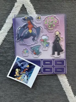 Pokemon - Cynthia's Garchomp Premium Collection: Sticker, Backdrop and Stand - Image 1