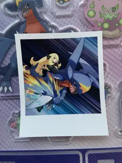 Pokemon - Cynthia's Garchomp Premium Collection: Sticker, Backdrop and Stand - Image 2