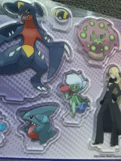 Pokemon - Cynthia's Garchomp Premium Collection: Sticker, Backdrop and Stand - Image 4