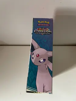 Pokemon Collezione Premium con Statuina Evoluzioni Prismatiche ITA - SEALED - Image 4