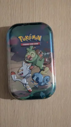 Pokemon Celebrations Mini Tin da Collezione Galar Starter: Grookey, Scorbunny... - Image 1
