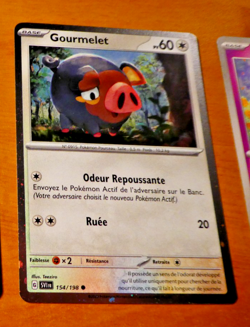 POKEMON FRANCAISE CARD HOLO CARTE PROMO Gourmelet SVI 154/198 FR MINT 2023 - Image 1