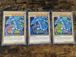 YU-GI-OH x3 BLUE EYES WHITE DRAGON ALT ART SDBE 1ST EDITION LP - Image 1