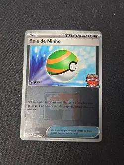 STAFF Nest Ball Holo Foil Promo 181/198 Pokemon TCG Card 2024 Portuguese - Image 1
