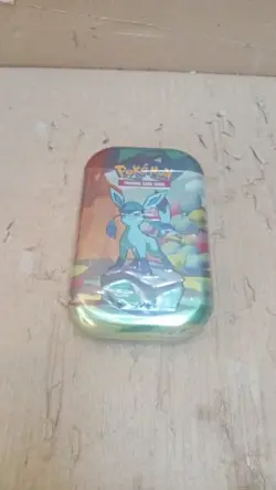 Pokemon TCG: Scarlet & Violet Prismatic Evolutions Mini Tin Glaceon - Image 2