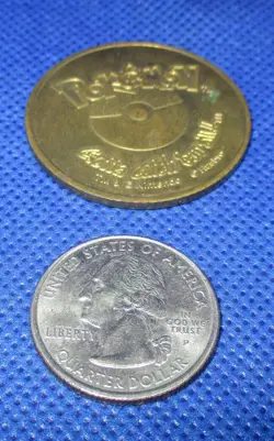 Pokemon 1999 Battling Coin - #99 Kingler - Hasbro - Image 3