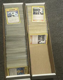 LOT OF (1050) POKEMON VINTAGE JUNGLE/FOSSIL UP TO XY. TRAINER/ENERGY CARDS - Image 1