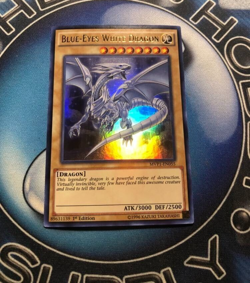 * BLUE-EYES WHITE DRAGON * 1ST EDITION HOLOGRAPHIC (ALT ART) MVP1-EN055 YUGIOH! - Image 1