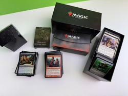 MTG Sammlung ≈ 10 000 Karten | 500 Rares + 80 Foils | Booster verschlossen - Image 1