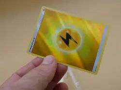 2017 LIGHTNING ENERGY SUN & MOON HOLO POKEMON CARD - Image 2