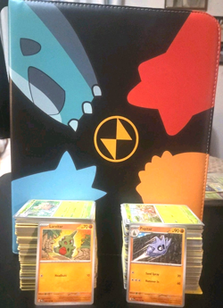 🔥🔥HUGE POKEMON PRISMATIC EVOLUTION 540 PC. TRADING CARDS & POKEMON BINDER LOT! - Image 1