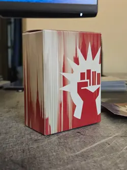 MTG Boros Legion deck box w/ sticker, pin and D20 dice (Guilds of Ravnica) - Image 5