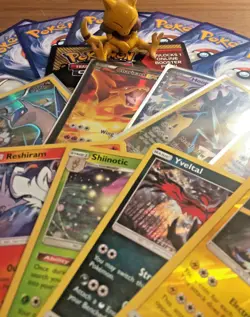 Pokemon TGC: 25 CARDS W/ BONUS ITEM, CODE CARD, & HOLO/RARE/GX/ULTRA GUARANTEED - Image 3