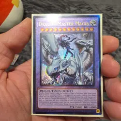 YUGIOH! Dragon Master Magia RA04-EN055 Prismatic Ultimate PUR 1st NM BLUE EYES - Image 1