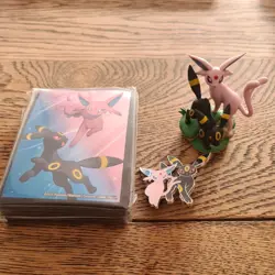 Pokemon TCG - Prismatic Evolutions Figure Collection Sleeves, Pin and Figurine - Image 1