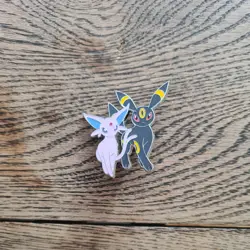 Pokemon TCG - Prismatic Evolutions Figure Collection Sleeves, Pin and Figurine - Image 3