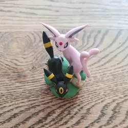 Pokemon TCG - Prismatic Evolutions Figure Collection Sleeves, Pin and Figurine - Image 4