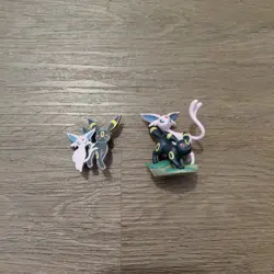 Pokemon TCG Umbreon & Espeon Figure & Pin Prismatic Premium Figure Collection - Image 1