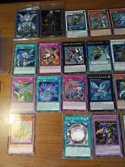 348 YU-GI-OH CARD LOT WITH 1996 IST EDITIONS + HOLOS AND 2020 EDITIONS & A... - Image 2