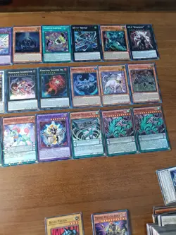 348 YU-GI-OH CARD LOT WITH 1996 IST EDITIONS + HOLOS AND 2020 EDITIONS & A... - Image 5