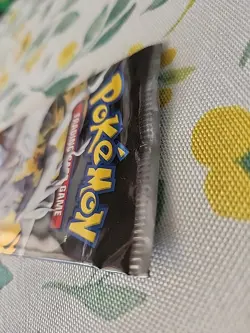2013 Pokemon Black & White Legendary Treasures Booster Pack Sealed Reshiram Art - Image 3