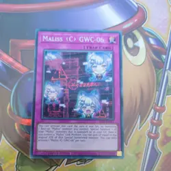Maliss C GWC-06 - 25LP-EN017 - Secret Rare - EMBLAZONED WC25 - Yu-Gi-Oh! - Image 1